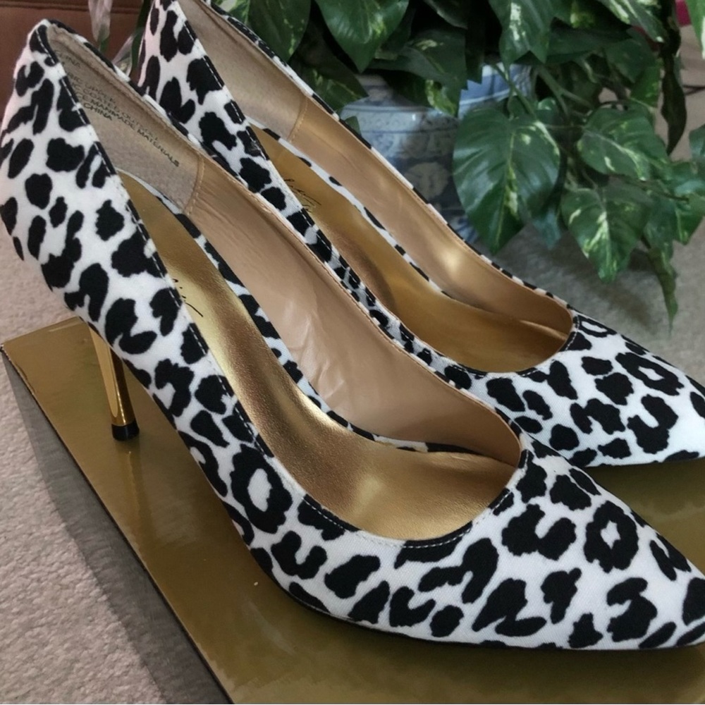 Women’s Leopard print heels size 8. Worn once. New condition.